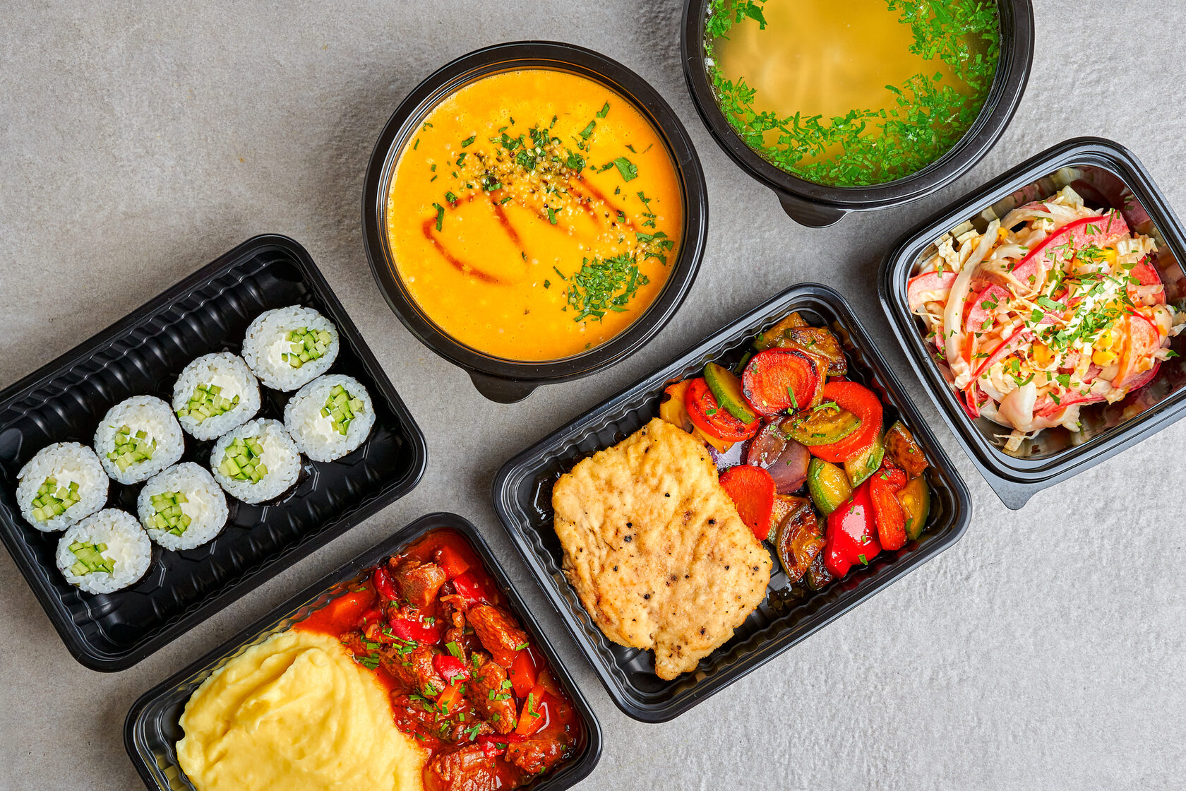 Hogyan befolyásolja a PET műanyag élelmiszertálcák kialakítása az élelmiszerek minőségének és frissességének megőrzését?