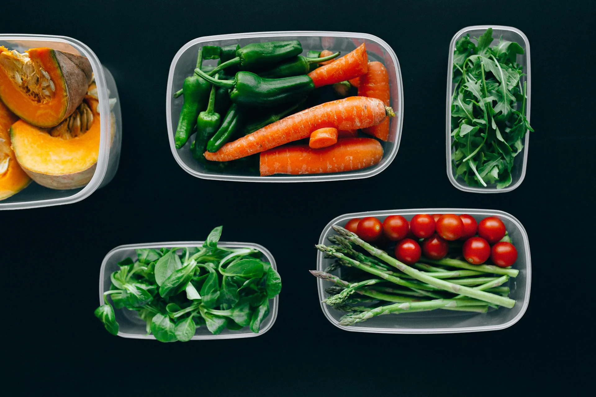 Melyek a bevált módszerek a péksütemények eldobható műanyag cukrászdobozban való tárolására, hogy elkerüljék a péksütemények eláztatását vagy sérülését?